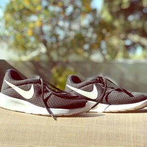 NIKE • Women’s B/W Tanjun Casual Sneaker